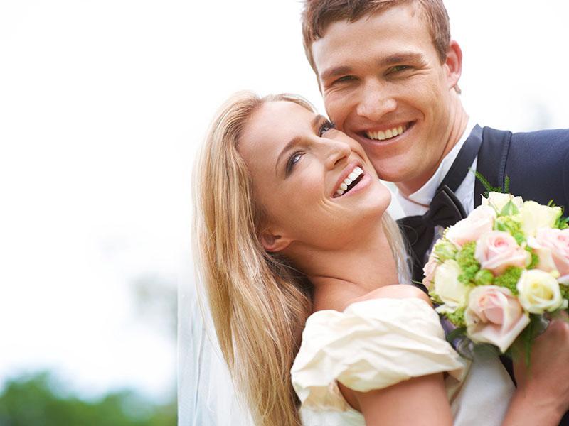 Счастливые молодожены на выездном свадебном банкете в Щелково