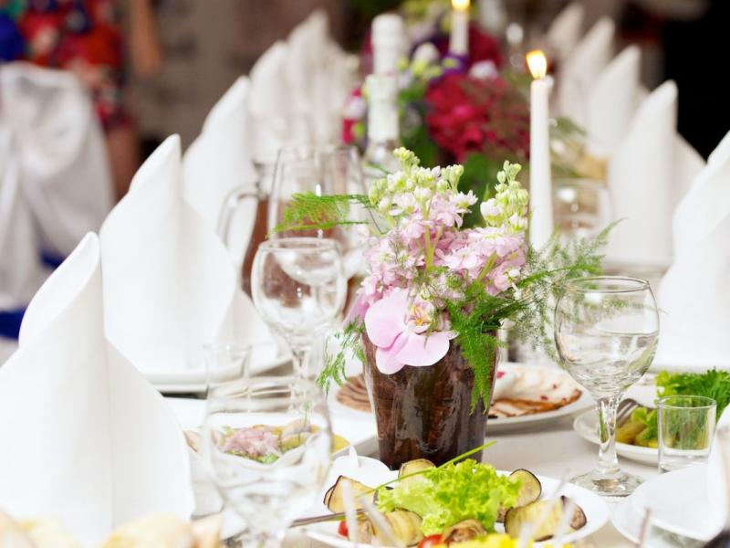 Уютные моменты: гости на свадьбе в атмосфере ресторана Щелково