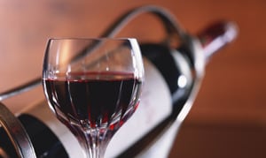 Красное полусладкое вино – что подать к напитку богов?